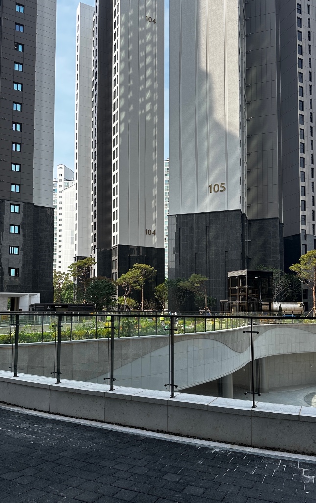 라체르보푸르지오써밋의 이야기 | 2025.06.19 조합에서 공유받은 사진입니다 단지내부 모습이네